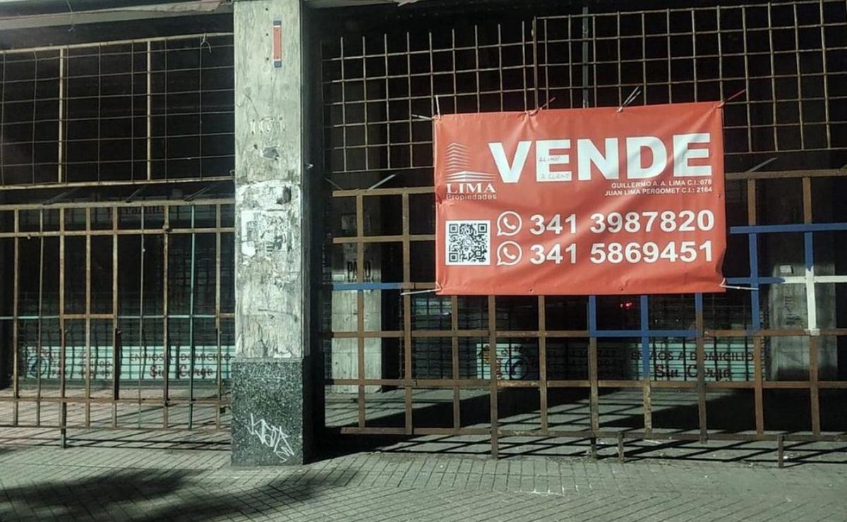 Locales comerciales vacíos en el centro de Rosario.