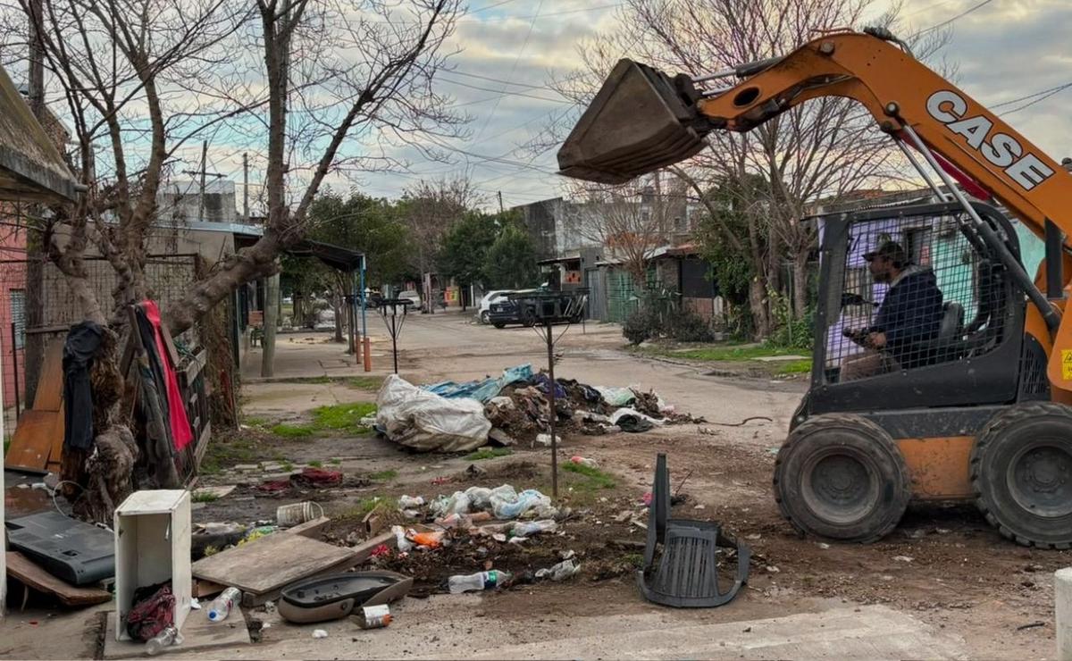 Ocupaban la vereda con toldos, cocheras y hasta un baño.