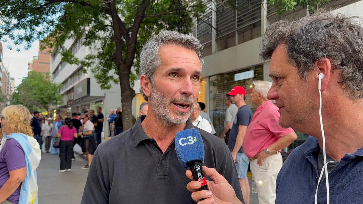 Marcelo Cossar estuvo presente en la caravana de Javier Milei en Córdoba.