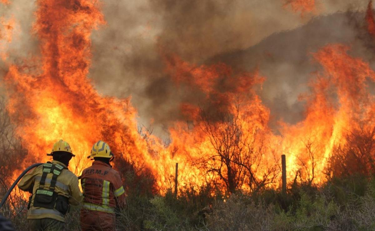 FOTO: Sigue activo el incendio en Capilla del Monte (Foto: Daniel Cáceres/Cadena 3).