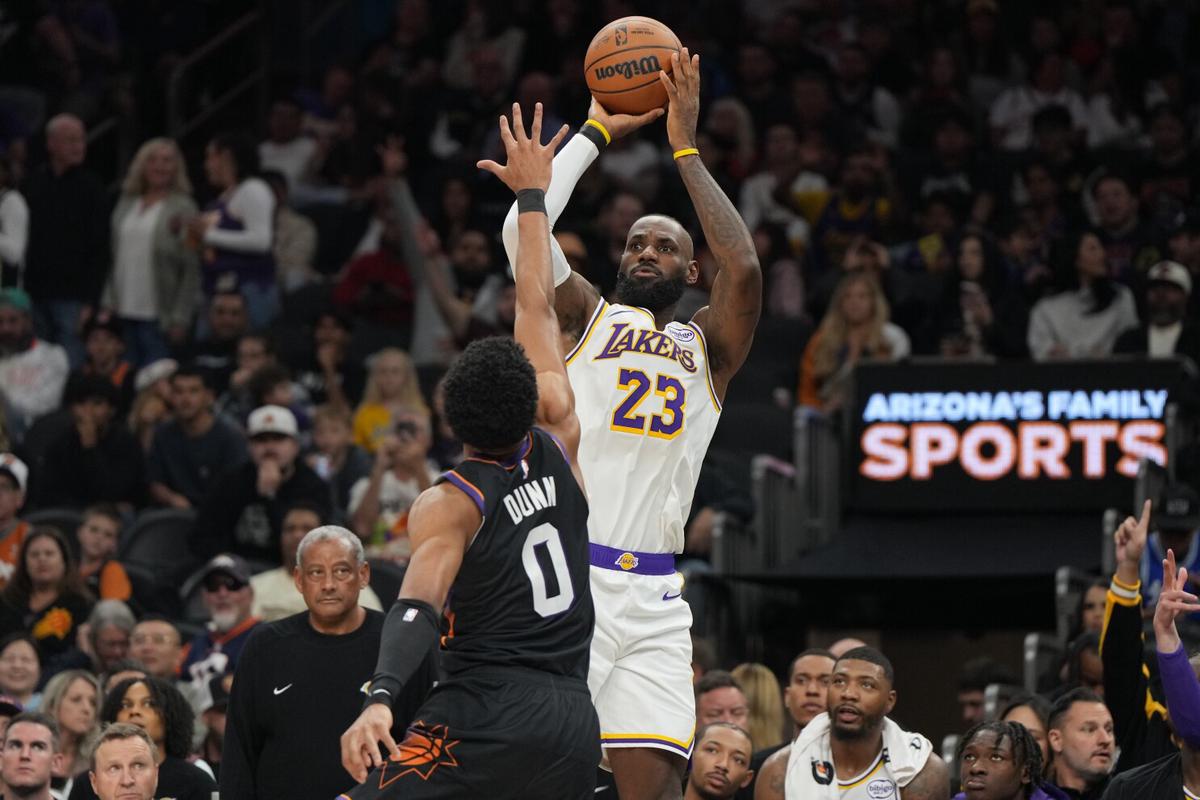 LeBron James anota dos tiros libres clave y Lakers vencen 116-114 a Suns tras dejar ir ventaja de 20