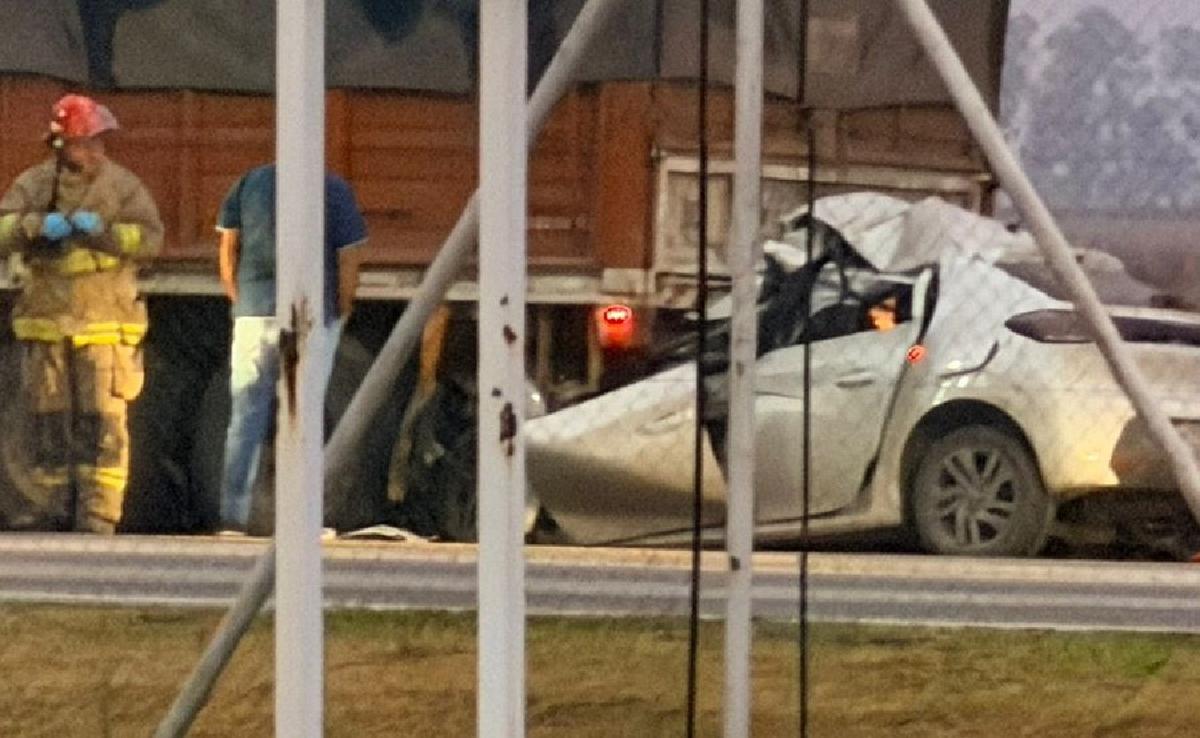 Un hombre murió al chocar contra un acoplado cerealero en Ticino.