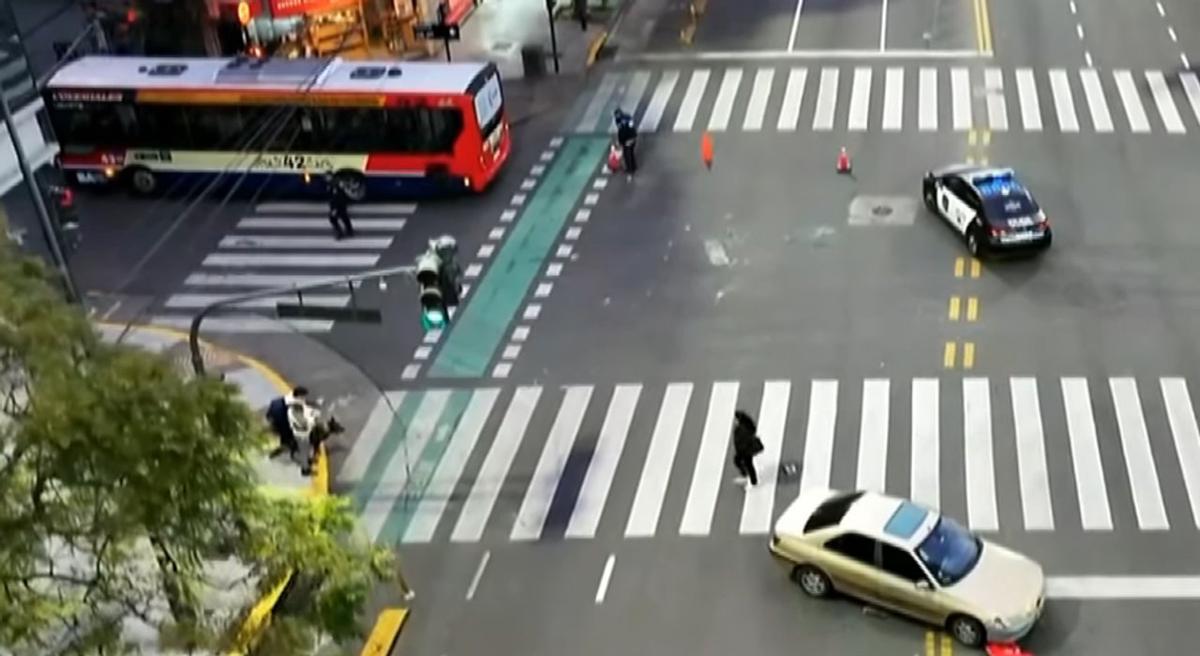 Accidente en Belgrano: colectivo de la Línea 42 colisiona con un vehículo