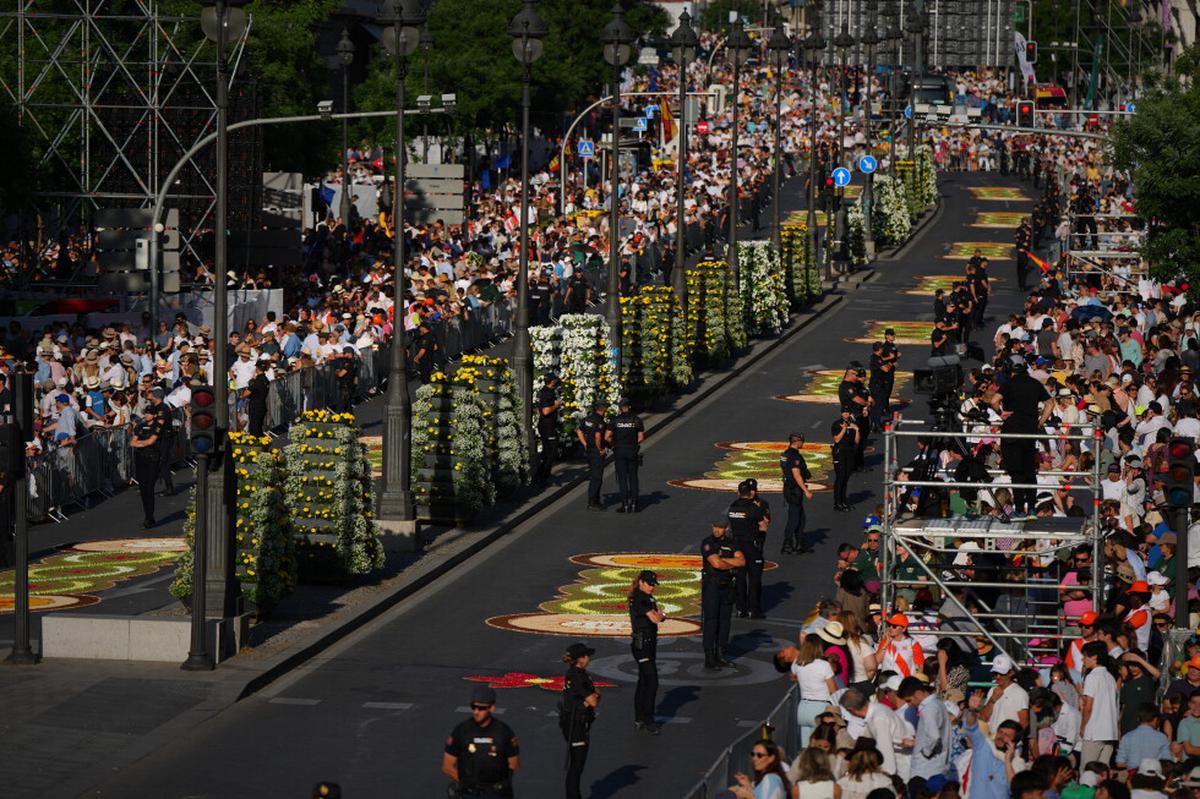 Un millón de personas acuden a la misa del papa en España y a una procesión decorada con flores