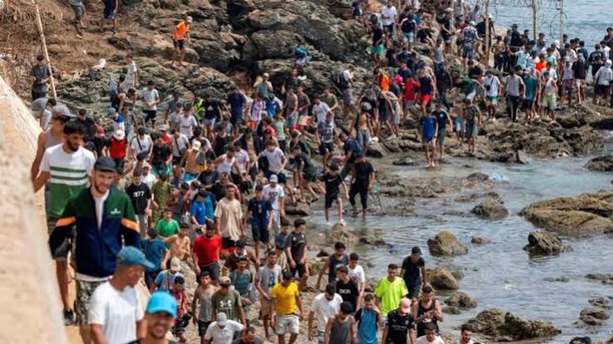 Miles de migrantes africanos permanecen en Ceuta.