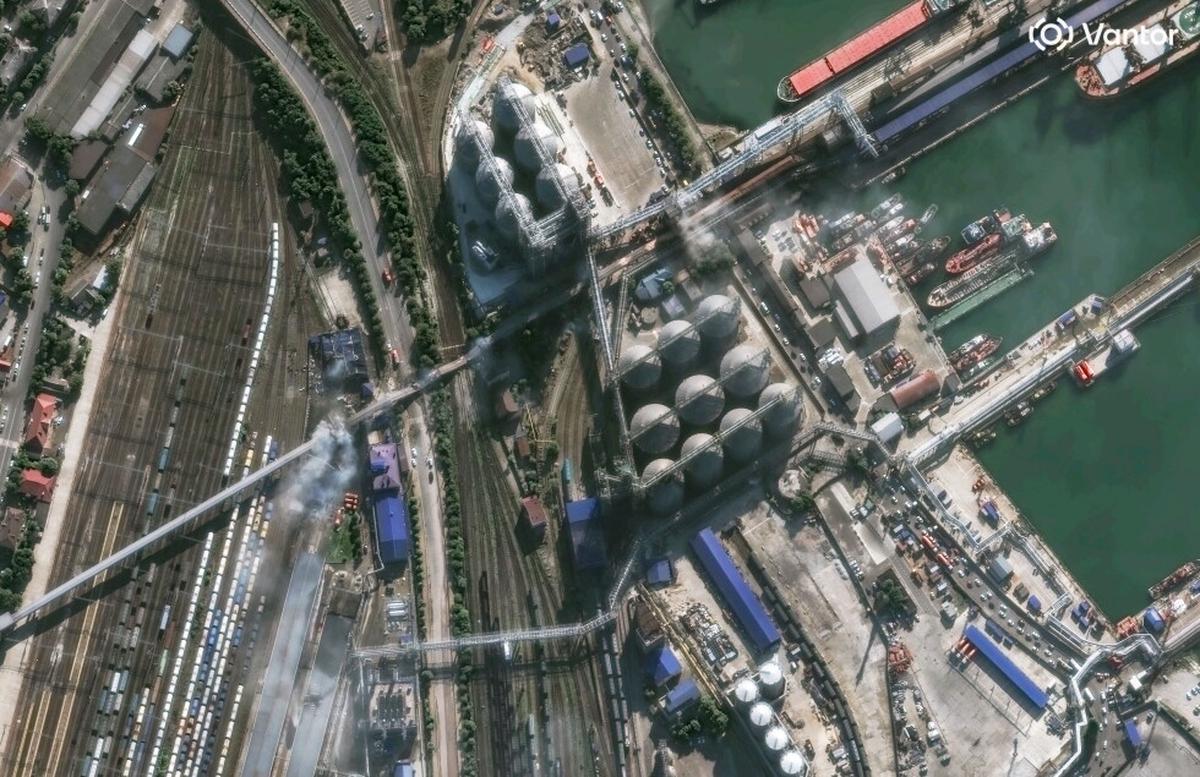 Drones ucranianos alcanzan una gran refinería rusa a casi 1.300 kms de la frontera y causan incendio