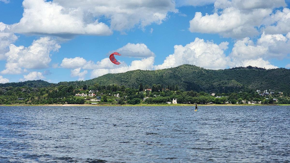 FOTO: Kitesurf en Potrero de Garay: pura adrenalina en un refugio natural en Córdoba