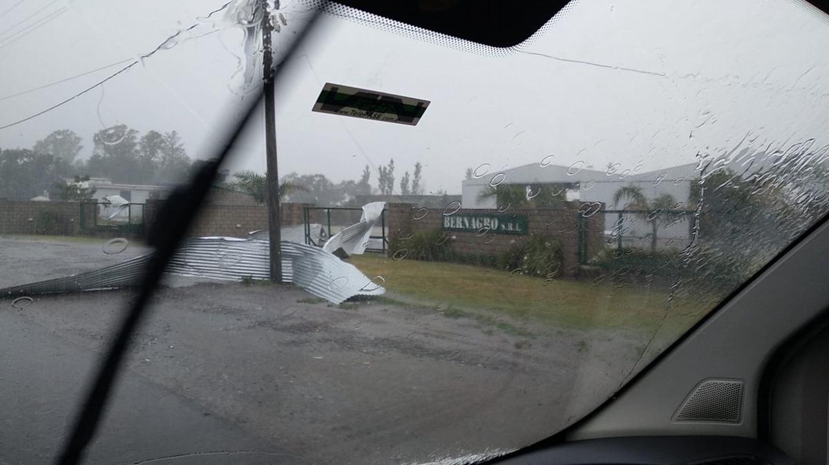 FOTO: Una cola de tornado azotó a Ordóñez, en el sur de Córdoba. (Foto: Voces de la Isla)