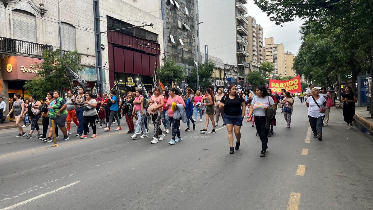 FOTO: Marchan en Córdoba contra la violencia de género.