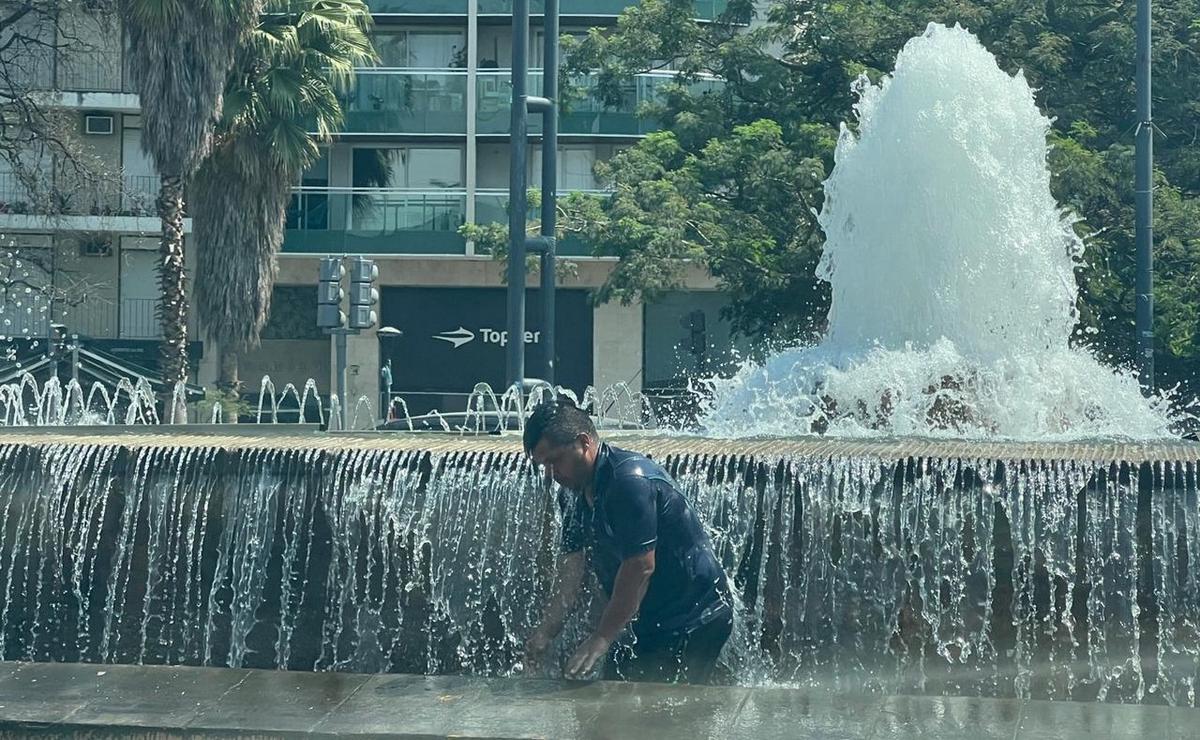 FOTO: Limpiavidrios se refrescan en la Fuente del Perdón. (Daniel Cáceres/Cadena 3)