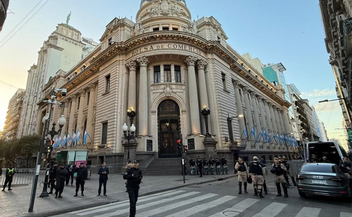 La zona de la Bolsa de Comercio de Rosario, vallada a la espera de Milei.