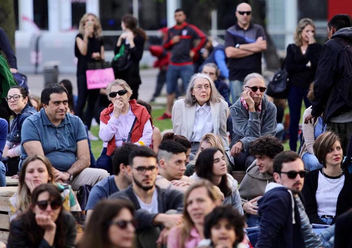 Anne Carson junto a su marido, el artista visual Robert Currie en la Plaza Perú de Palermo, durante la presentación de Julieta Venegas.