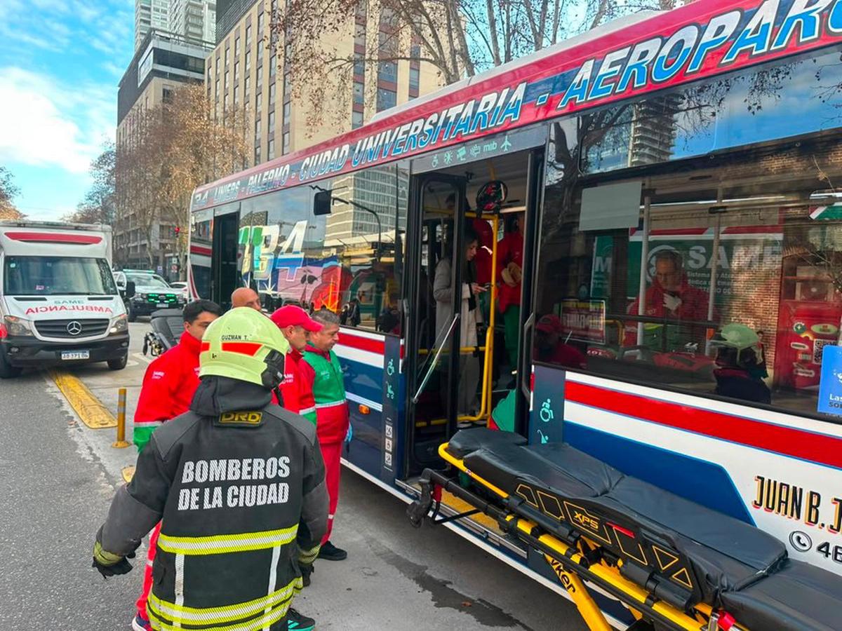 Accidente en Palermo: colectivo y camioneta colisionan, dejando un conductor atrapado