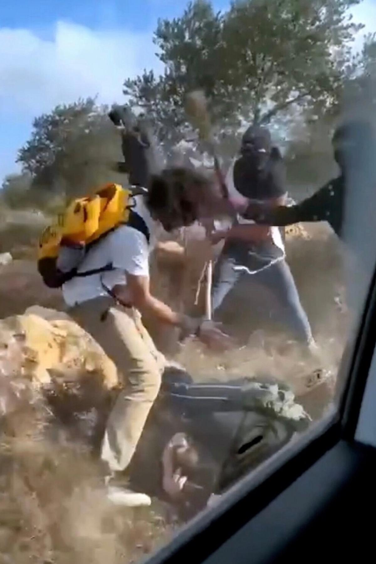 Colonos golpean a agricultores palestinos en video mientras crecen ataques a cosechas en Cisjordania