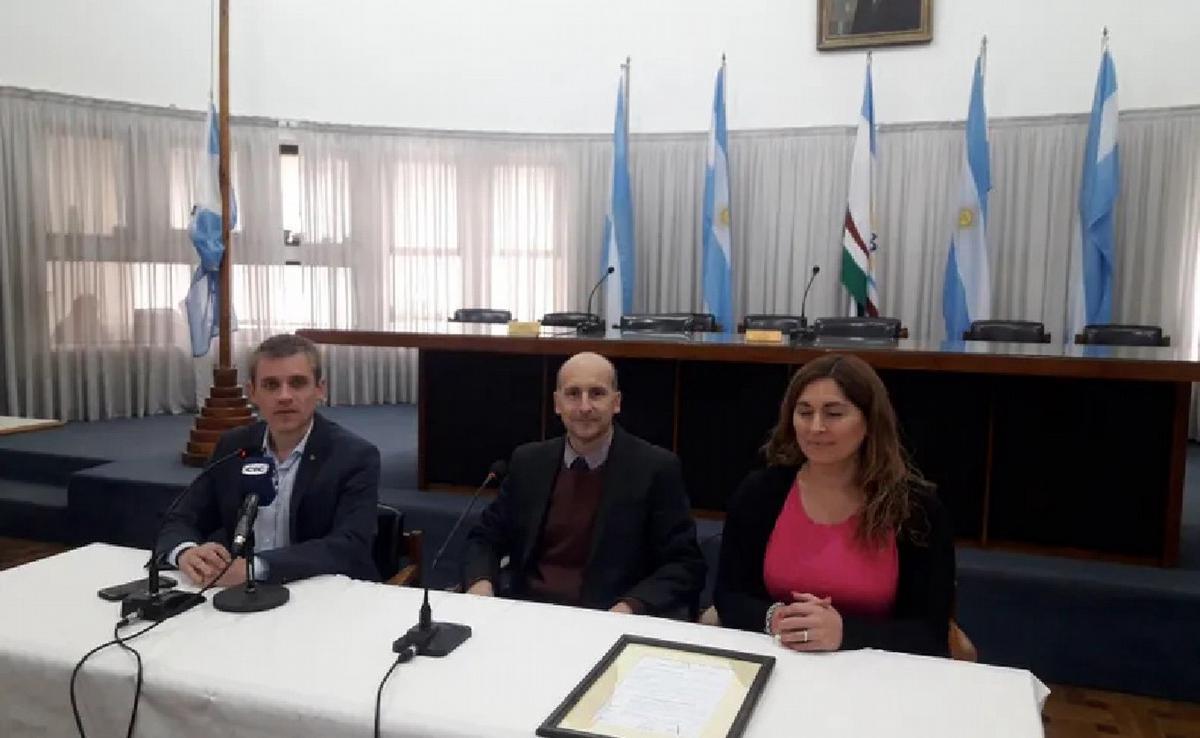 Elbio Bruschi (al medio) durante un reconocimiento en San Rafael. (Sitio Andino)