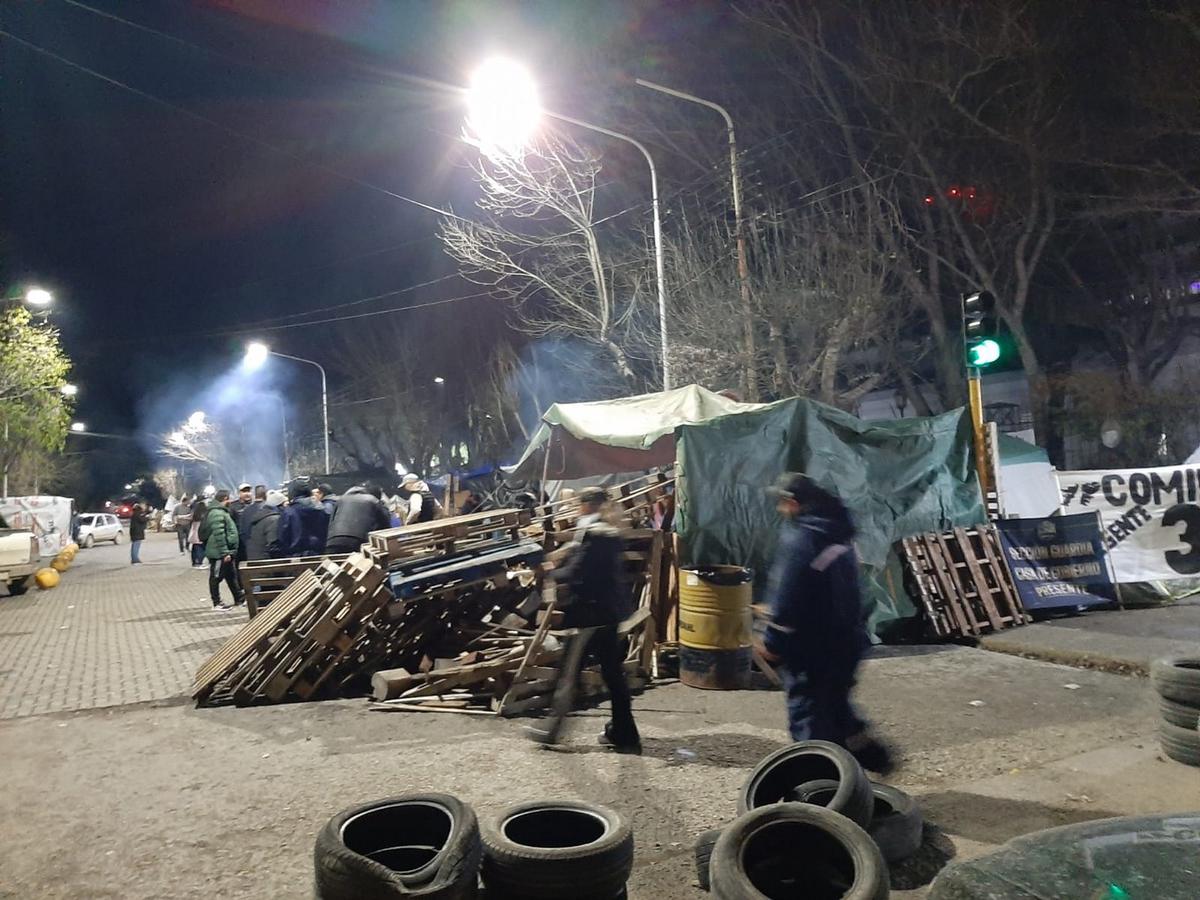 Policías y bomberos protestan en Santa Cruz