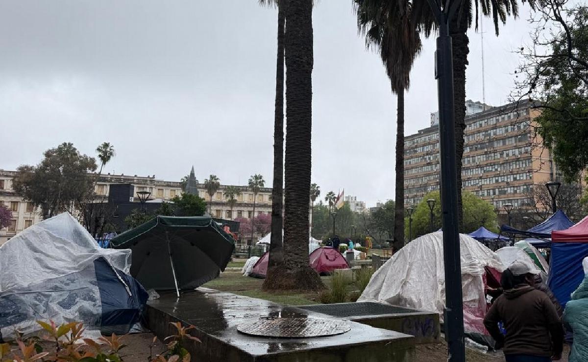 Acampe en Plaza de la Intendencia (Foto: Daniel Cáceres, Cadena3).