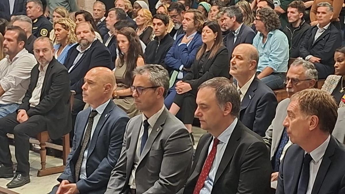 Adorni y Kicillof coincidieron en Luján en la misa por el papa Francisco.