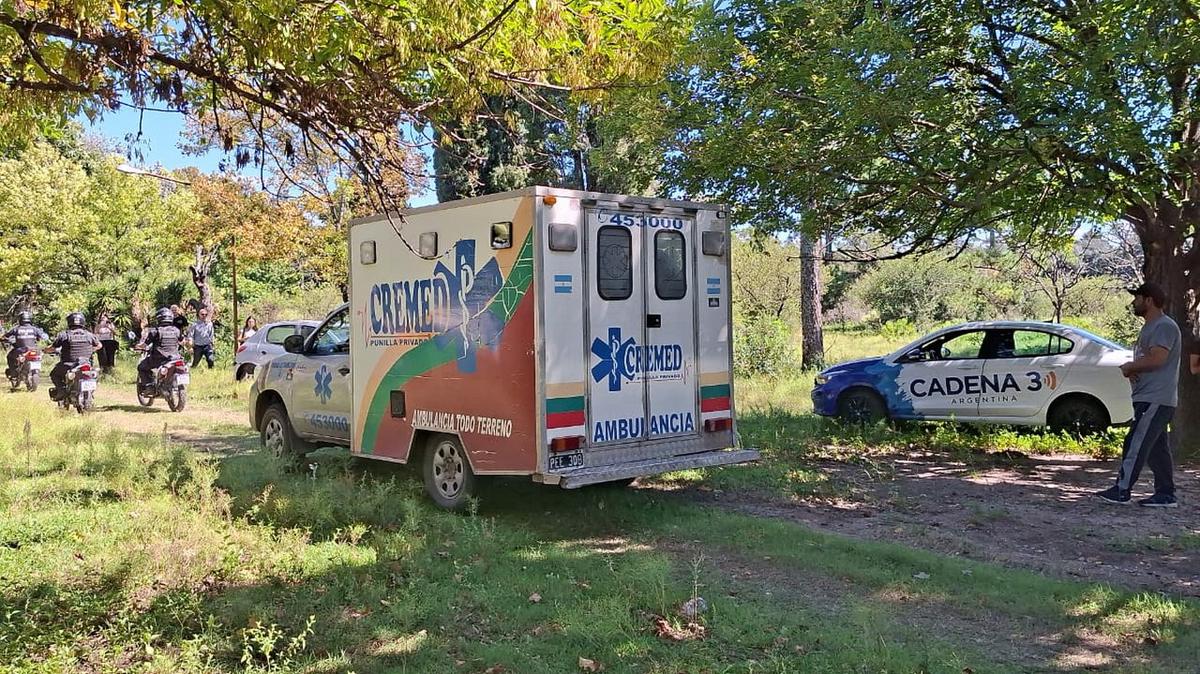 El momento en que la nena hallada en Cosquín es trasladada en ambulancia. (Cadena 3)