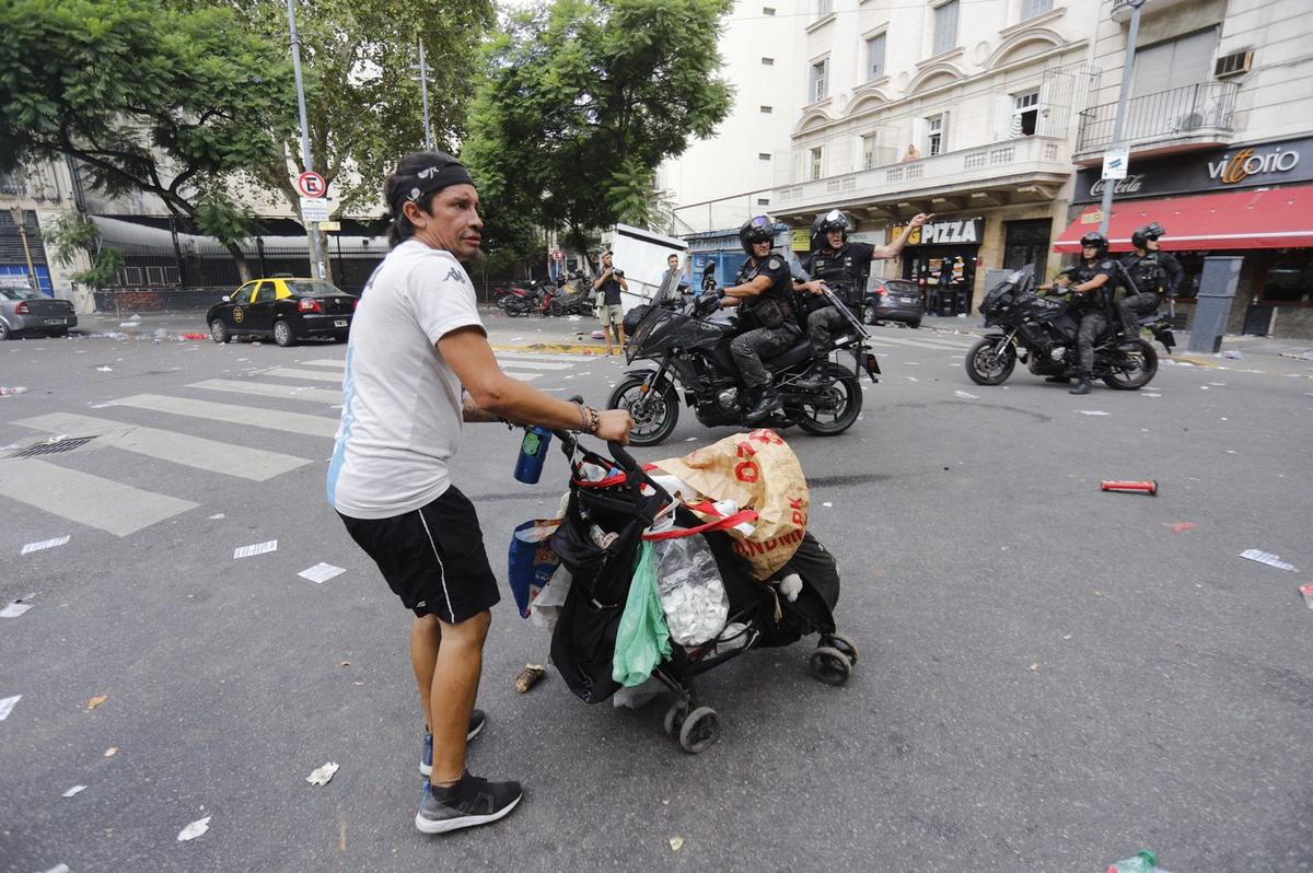 Tensión en las afueras del Congreso mientras se debate la reforma. (Foto: NA)