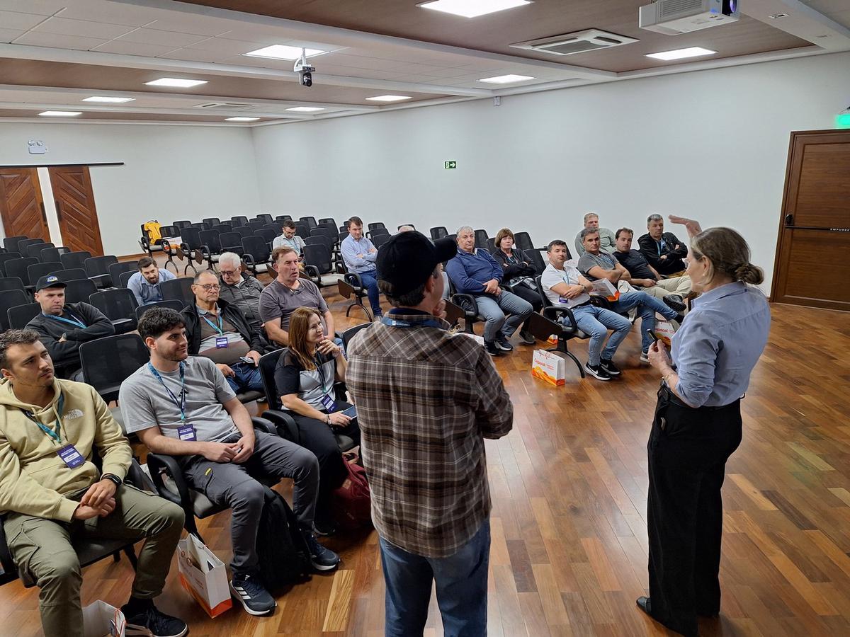 Integrando el grupo de viajes técnicos de Coovaeco, conocimos su casa central