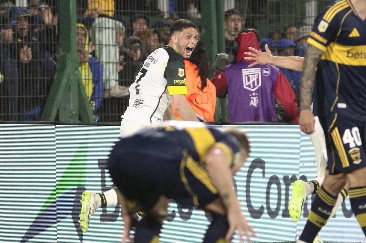 Abel Osorio festeja uno de sus tantos ante Boca. @ClubDefensayJus