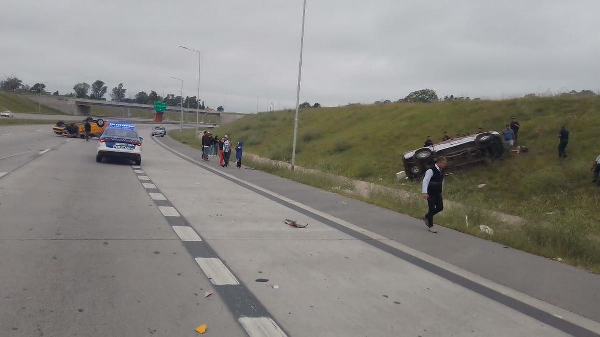 FOTO: Fuerte accidente en Córdoba: un taxi y una camioneta volcaron en Circunvalación