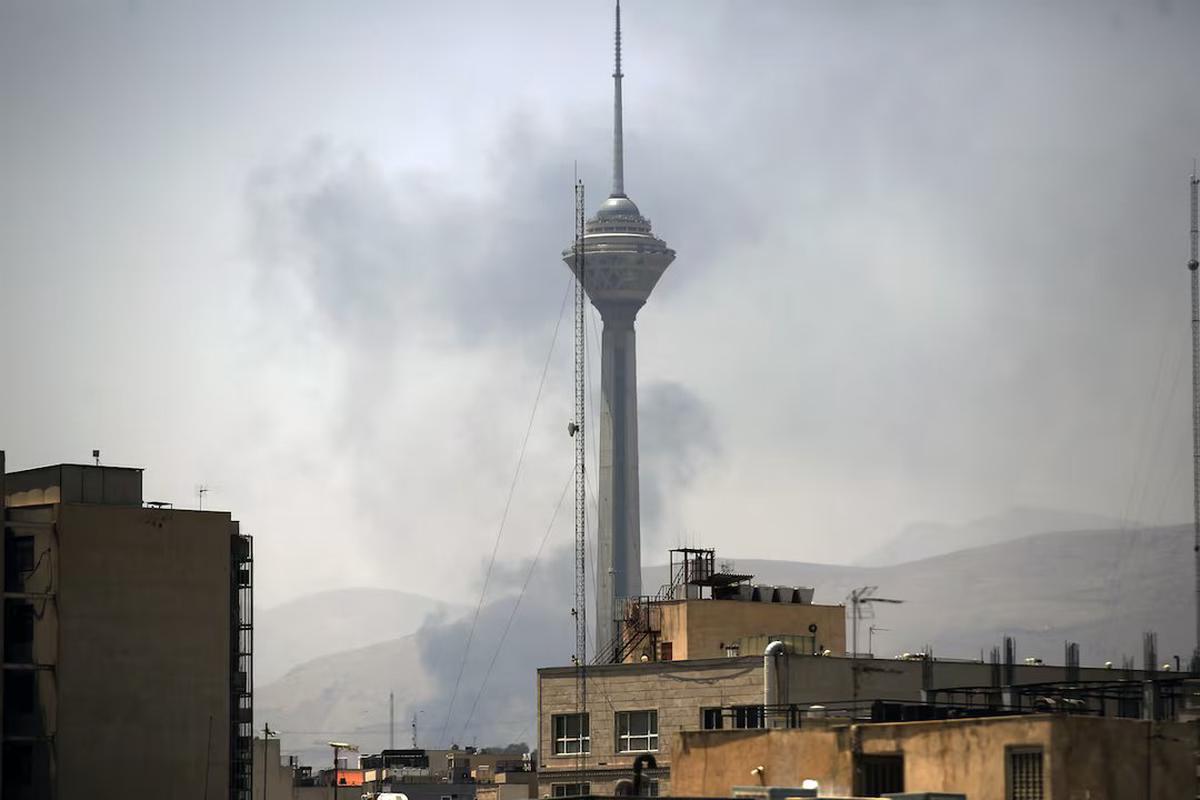 Tras los bombardeos ordenados por Donald Trump y las fuerzas israelíes, un misil impactó en una escuela de Minab dejando un saldo de 24 víctimas fatales. Foto: Agencia NA/Redes.