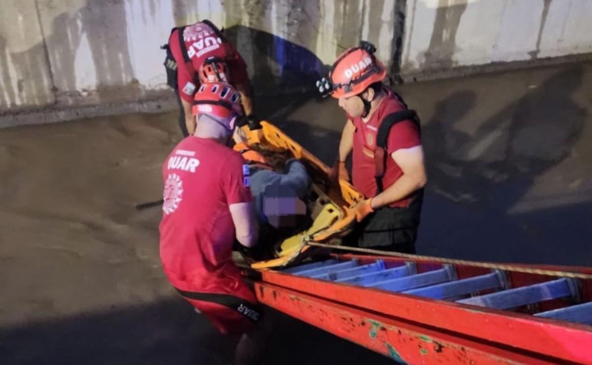 Dramático rescate: un motociclista cayó a un canal y sobrevivió de milagro.