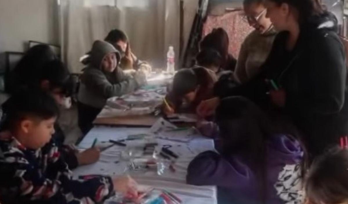 Los niños, escribiendo las cartas que esperan a un padrino o a una madrina.