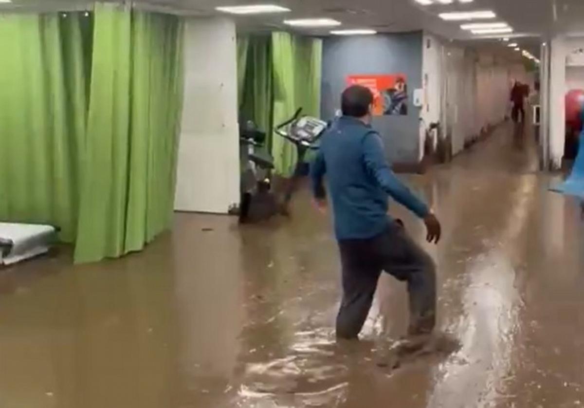 La clínica quedó llena de lodo en el sector de urgencias.