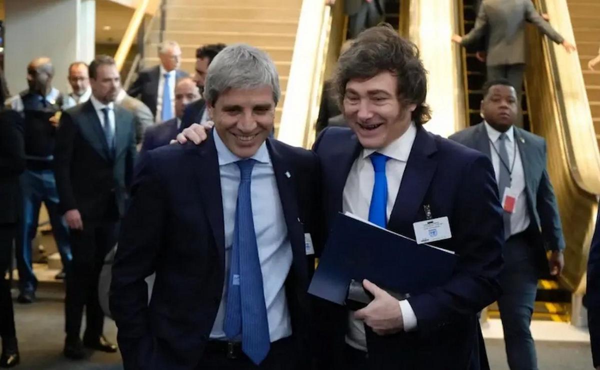 Javier Milei junto al ministro de Economía, Luis Toto Caputo.