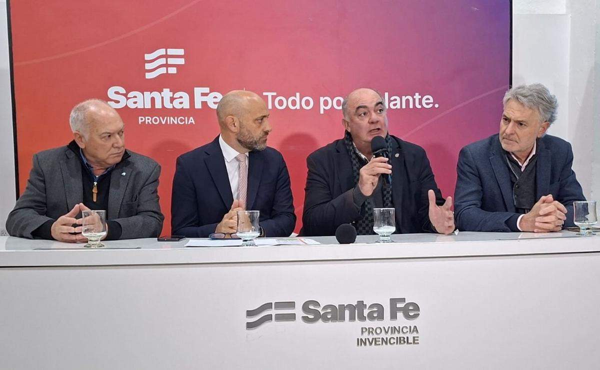 Funcionarios provinciales y referentes industriales de Santa Fe.