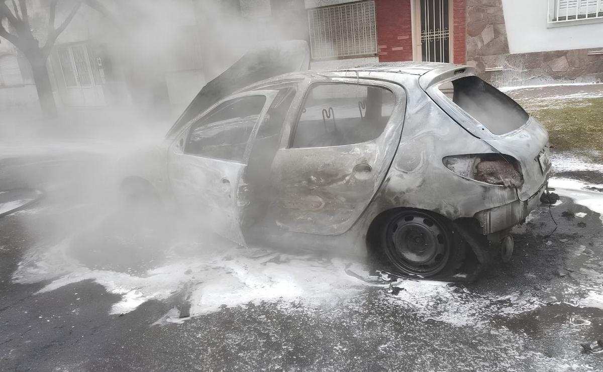 El Peugeot 206 completamente quemado.