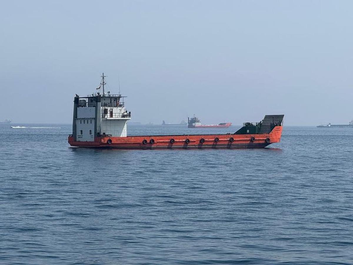 Un barco navega por el Estrecho de Ormuz.