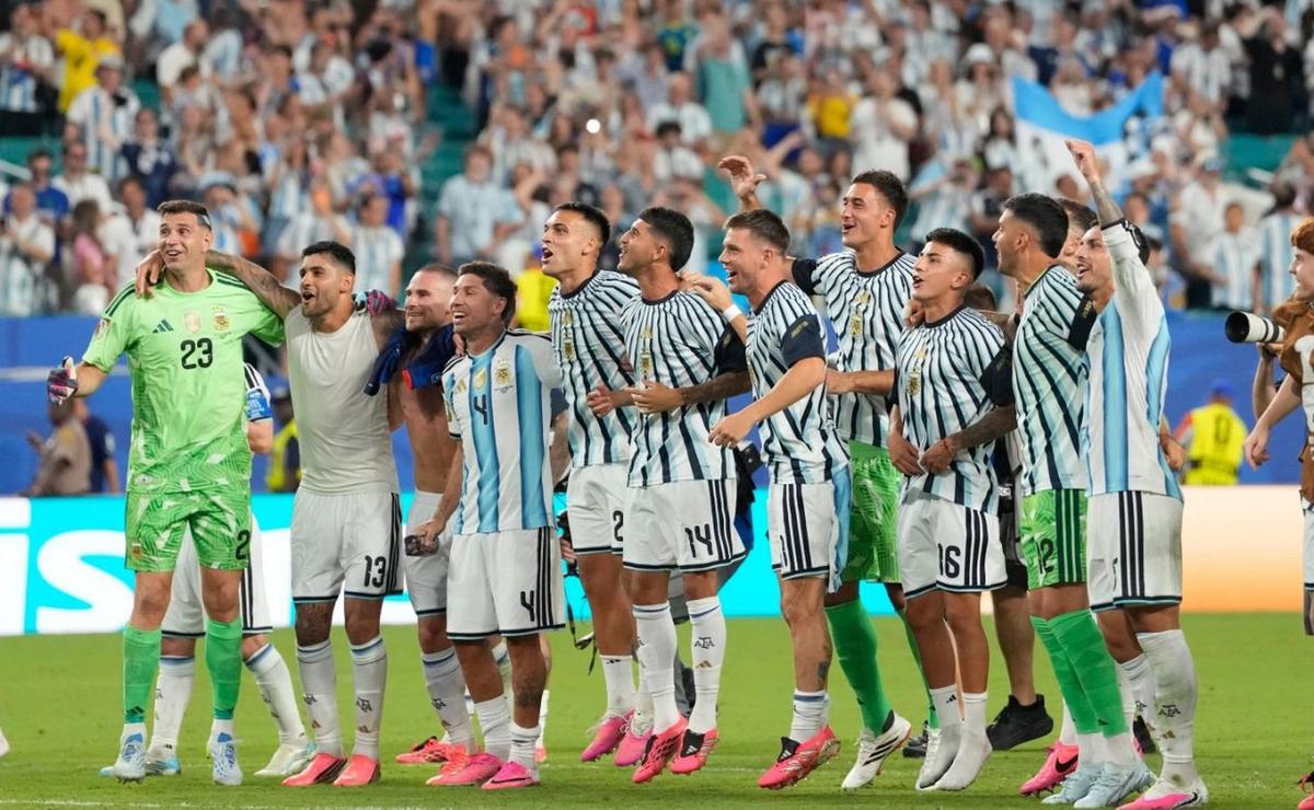 El plantel de Argentina celebra el infartante triunfo ante Cabo Verde. (Foto: AP)