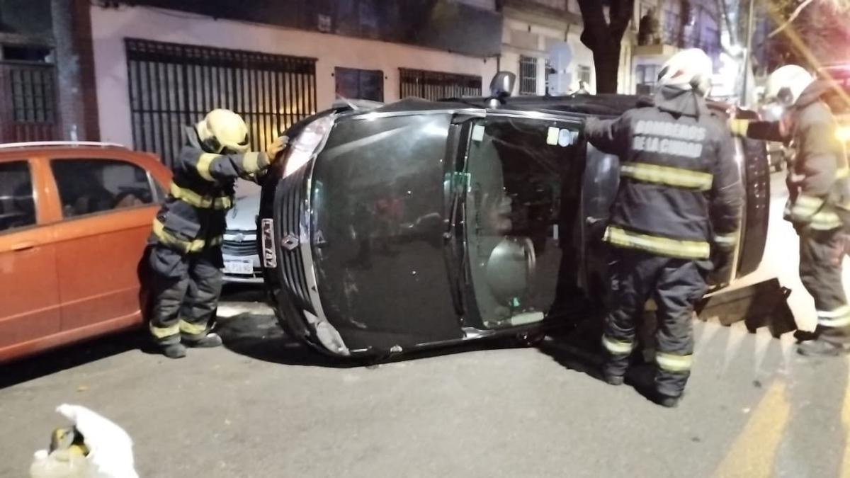 Accidente en Belgrano: un herido tras choque y vuelco de vehículo