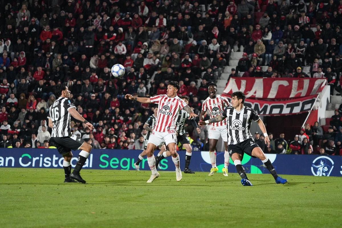 Instituto recibe a Gimnasia de Mendoza. (Foto: Daniel Cáceres/C3)