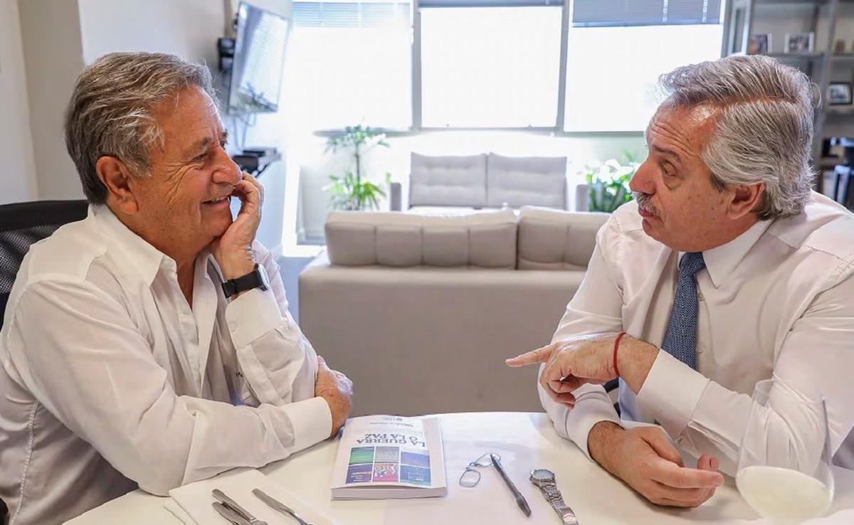 Eduardo Duhalde y Alberto Fernández, en 2019. (Foto: archivo/@alferdez)