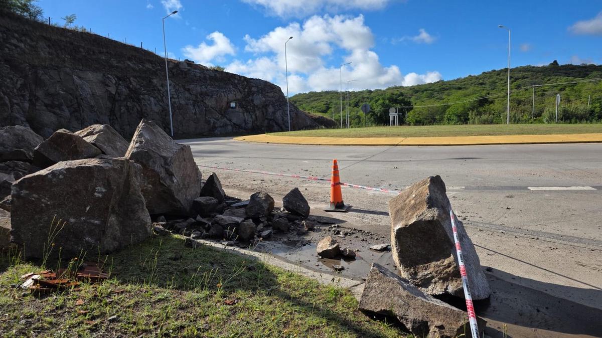 Desmoronamiento en el acceso al mirador de Ascochinga.