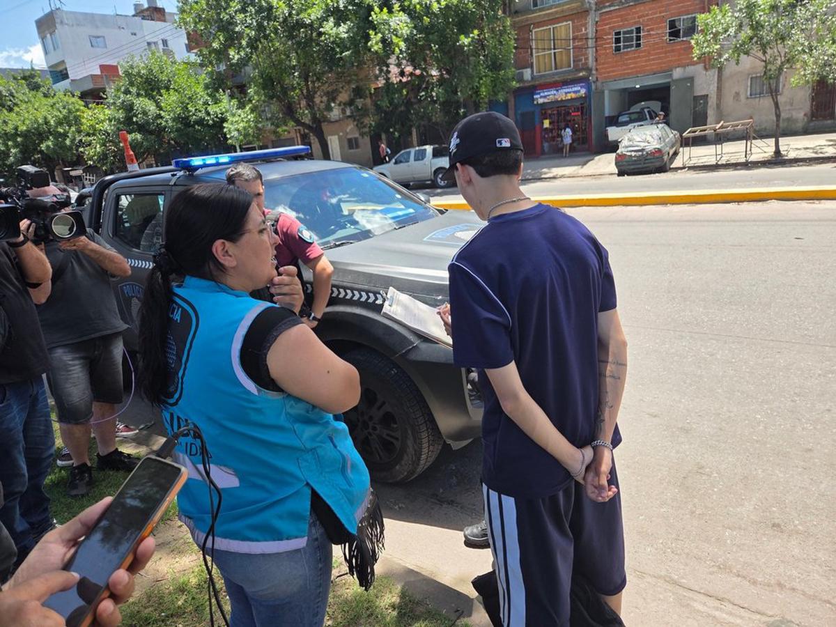 Momento en donde le tomaban los datos al hincha atropellado. Foto: Agencia NA (Redes).