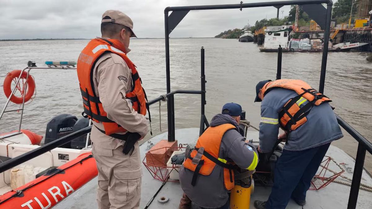 Naufragio en el Paraná: rescatan a un hombre y buscan a tres tripulantes en Santa Fe