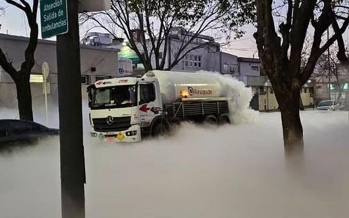 Evacuación en Monte Castro por derrame de oxígeno líquido en plena calle