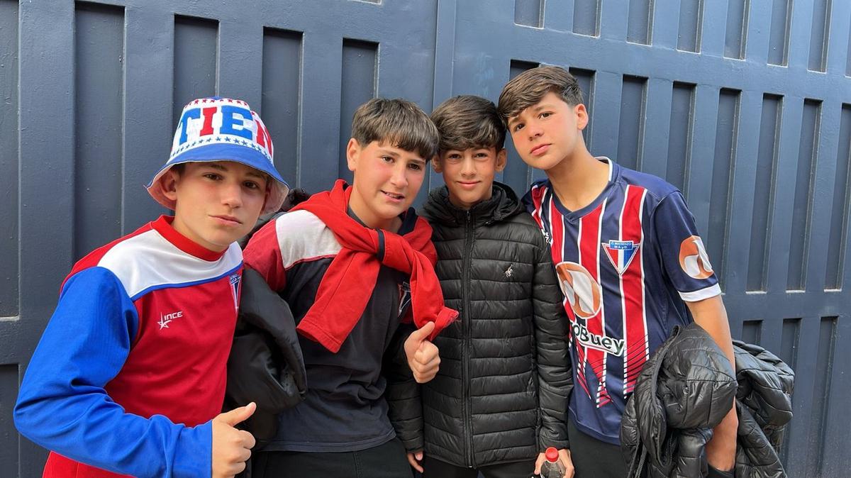 Hinchas de Matienzo, en adyacencias de la cancha de la 