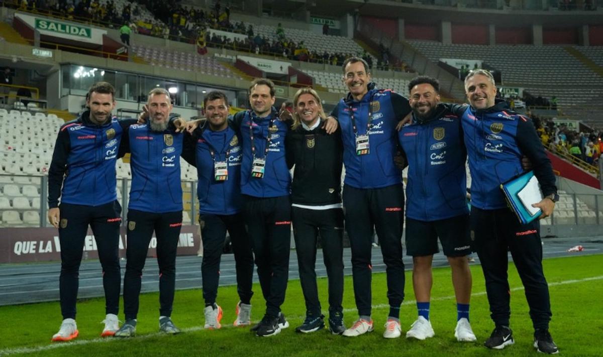 El cuerpo técnico de Ecuador con el DT argentino a la cabeza, Sebastián Beccacece.