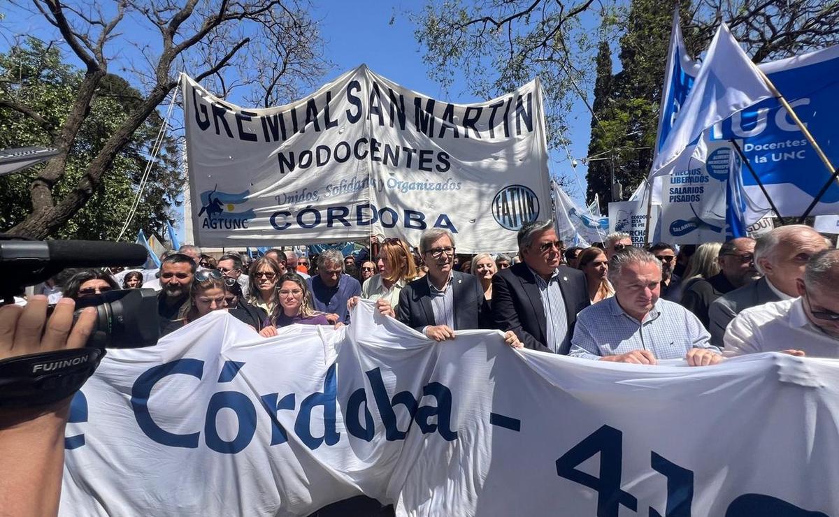 FOTO: Jhon Boretto, rector de la UNC, en la marcha universitaria. (Daniel Cáceres/Cadena 3)