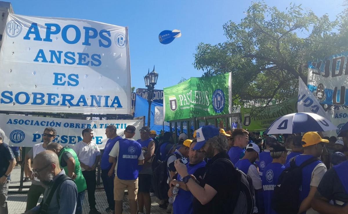 Marcha liderada por Cetera al Congreso.