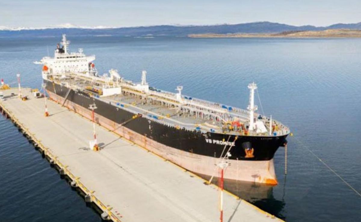 El buque petrolero británico. (Foto: El Diario del Fin del Mundo)