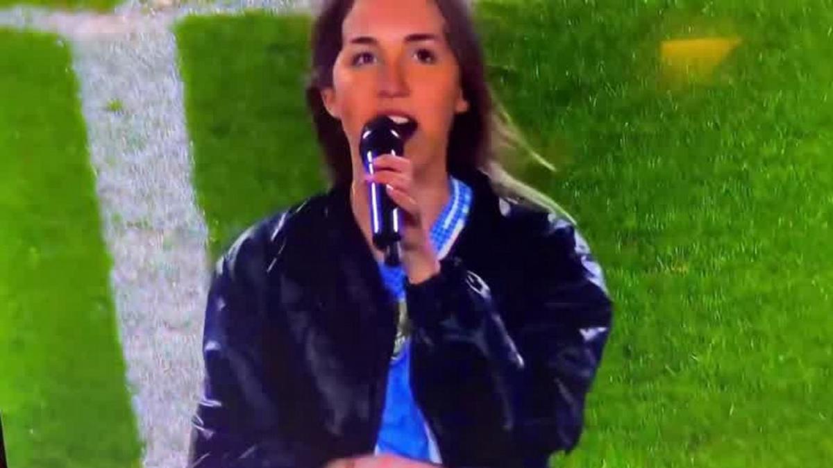 FOTO: Flor Chiusano, la periodista de TyC que cantó en el Monumental