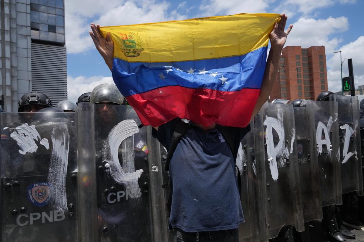 Estudiantes salen a las calles de Venezuela en protesta por la muerte de preso político y su madre